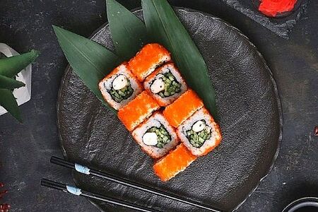 Ролл Калифорния с тигровыми креветками эби