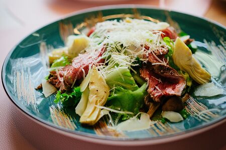 Салат с ростбифом