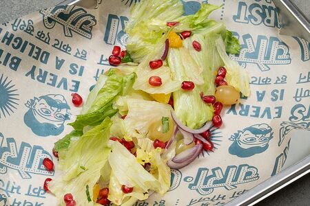 Фруктовый салат с листьями айсберг