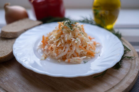 Салат капустный с морковью