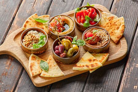 Ассорти средиземноморских закусок
