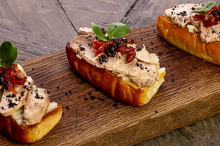 Хруст с печенью трески и зеленым яблоком