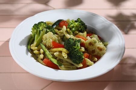 Паста казаречче с печеными овощами и соусом песто