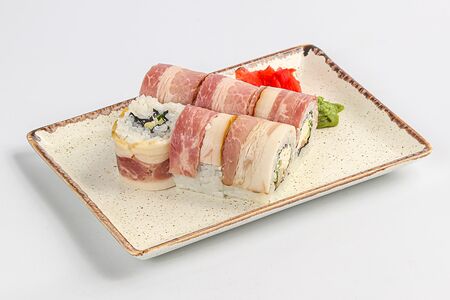 Ролл с беконом