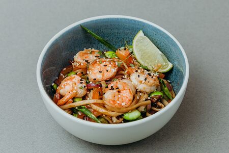 Вок с тигровыми креветками