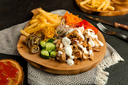 Шаверма на тарелке Мексиканская