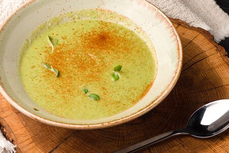 Крем-суп из зеленого горошка с мятой и копченой паприкой