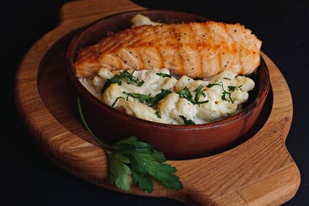 Лосось с пюре из цветной капусты и консоме из овощей