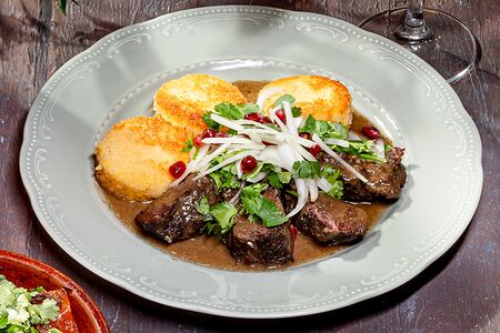 Говяжьи щечки с мамалыгой