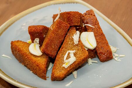 Топинки с зубчиками чеснока