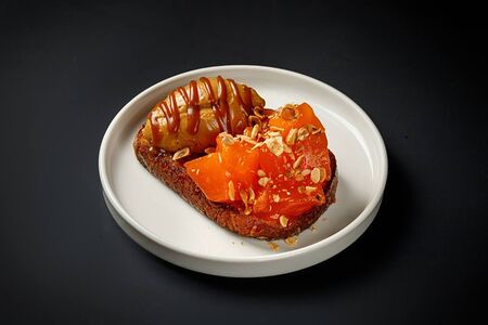 Французский тост с хурмой и миндалем