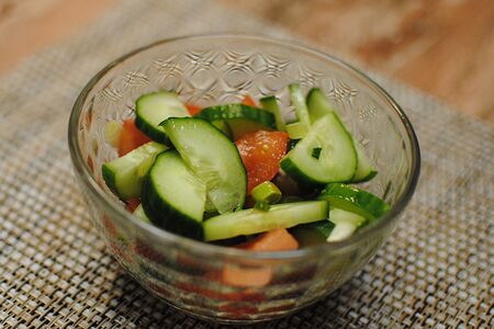 Салат из свежих помидоров с огурцами