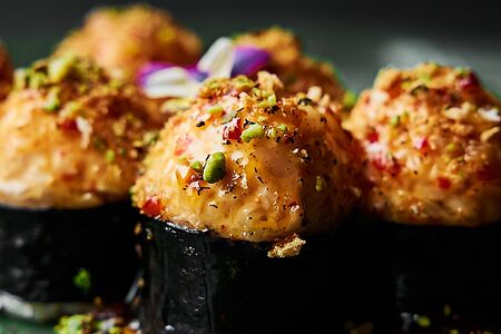 Запеченный ролл с огурцом, сыром внутри и шапкой