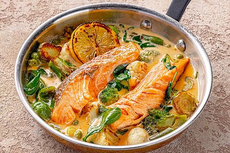 Морская форель в крабовом бер блане с молодыми овощами