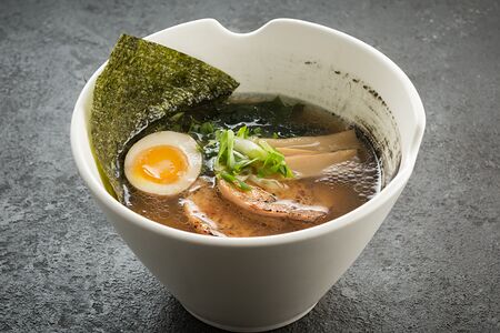 Рамен со свининой, яйцом и бамбуком