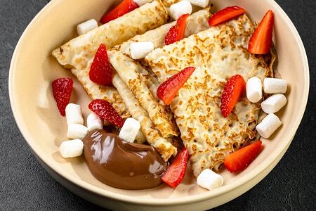 Блинчики с Нутеллой, маршмеллоу и клубникой