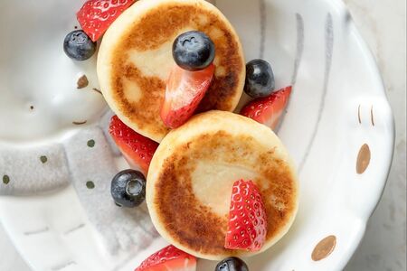 Сырники детские на домашнем твороге с ягодами