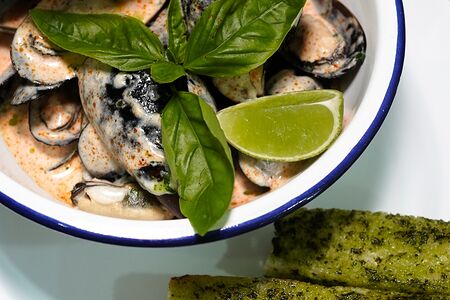 Мидии с соусе том ям