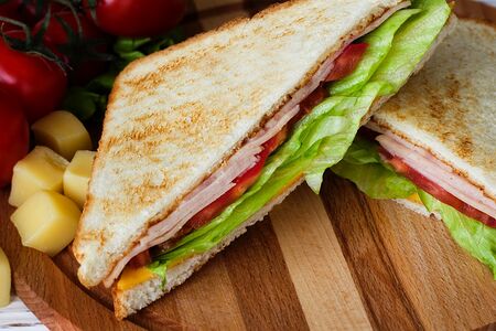 Сэндвич с ветчиной и сыром