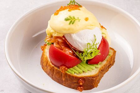 Бенедикт с голландским соусом и лососем