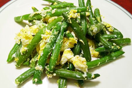 Фасоль зеленая с яйцом