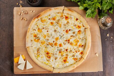 Классическая пицца сырная с грецким орехом