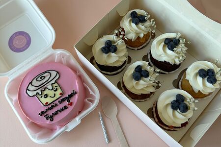 Комбо №1 Капкейки Красный бархат с клубникой и бенто-торт Сникерс