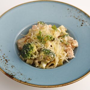 Фетучини с сочным лососем и брокколи под сливочным соусом