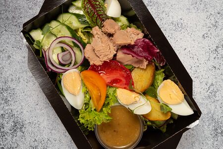 Салат с тунцом