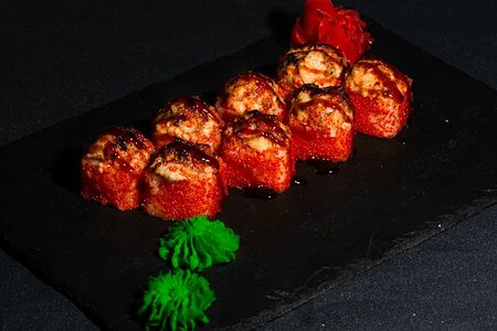 Запеченный ролл с лососем и угрем