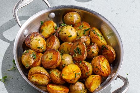 Обжаренный мини-картофель с чесноком и зеленью