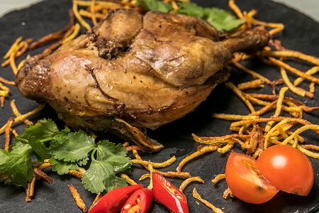 Половина цыпленка с картофелем пай