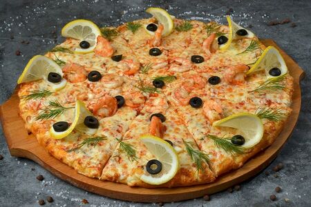 Пицца с креветками