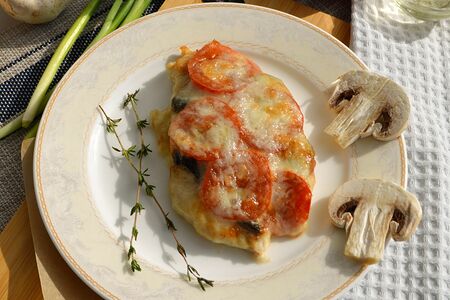 Куриные отбивные с грибами и помидорами и булгур с овощами