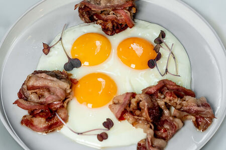 Глазунья с говяжьим беконом