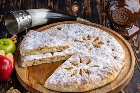 Пирог с яблоком, корицей и грецким орехом средний