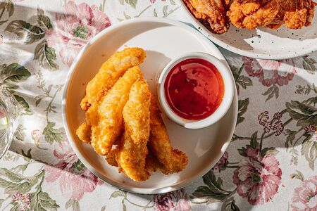 Хрустящие стрипсы с соусом сладкий чили