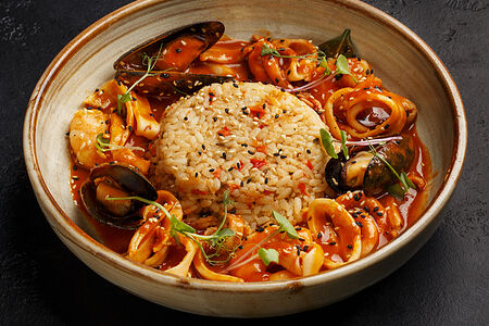 Морепродукты в соусе Том Ям