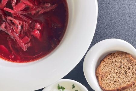 Борщ на постной говядине с бородинскими гренками