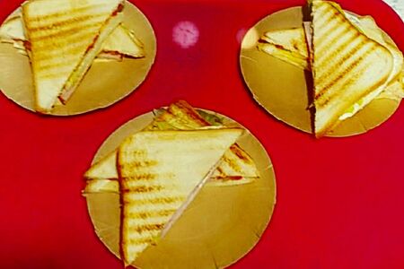 Сэндвич с ветчиной на гриле