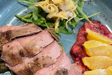 Утиная грудка с апельсином и вишневой глазурью