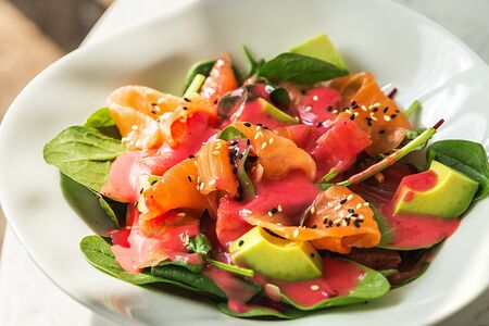 Салат с форелью, авокадо и грейпфрутом