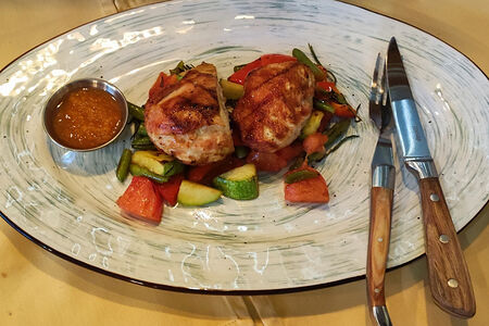 Стейк из индейки с овощами и морковным соусом