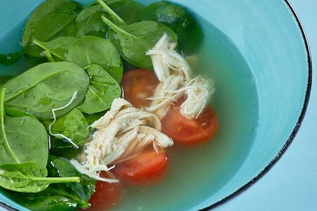 Куриный суп с томатами и шпинатом