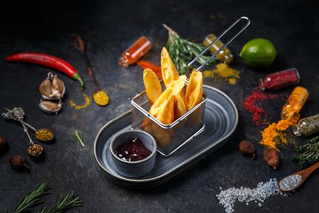 Сырные палочки с ягодным конфитюром