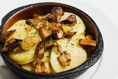 Белые грибы с картофелем из печи