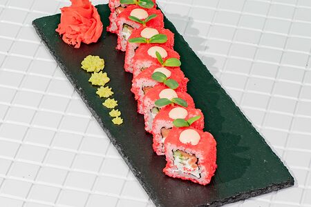 Ролл с лососем и тобико