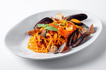 Спагетти с морепродуктами в томатном соусе