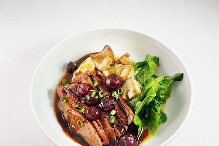 Утиная грудка с картофелем и белыми грибами