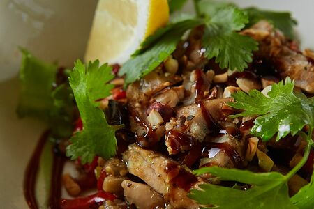 Салат из печеных овощей с индейкой под соусом песто